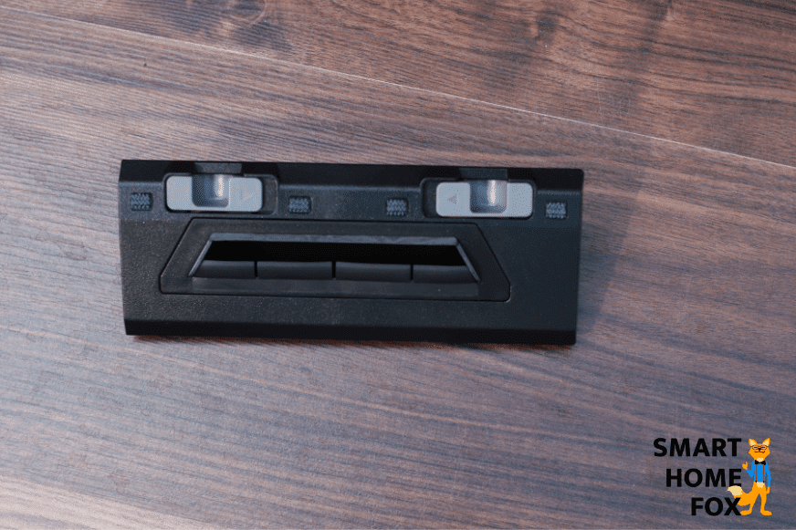 Насадка для прямого всасывания волос Ecovacs Deebot OZMO 950 лежит на полу.